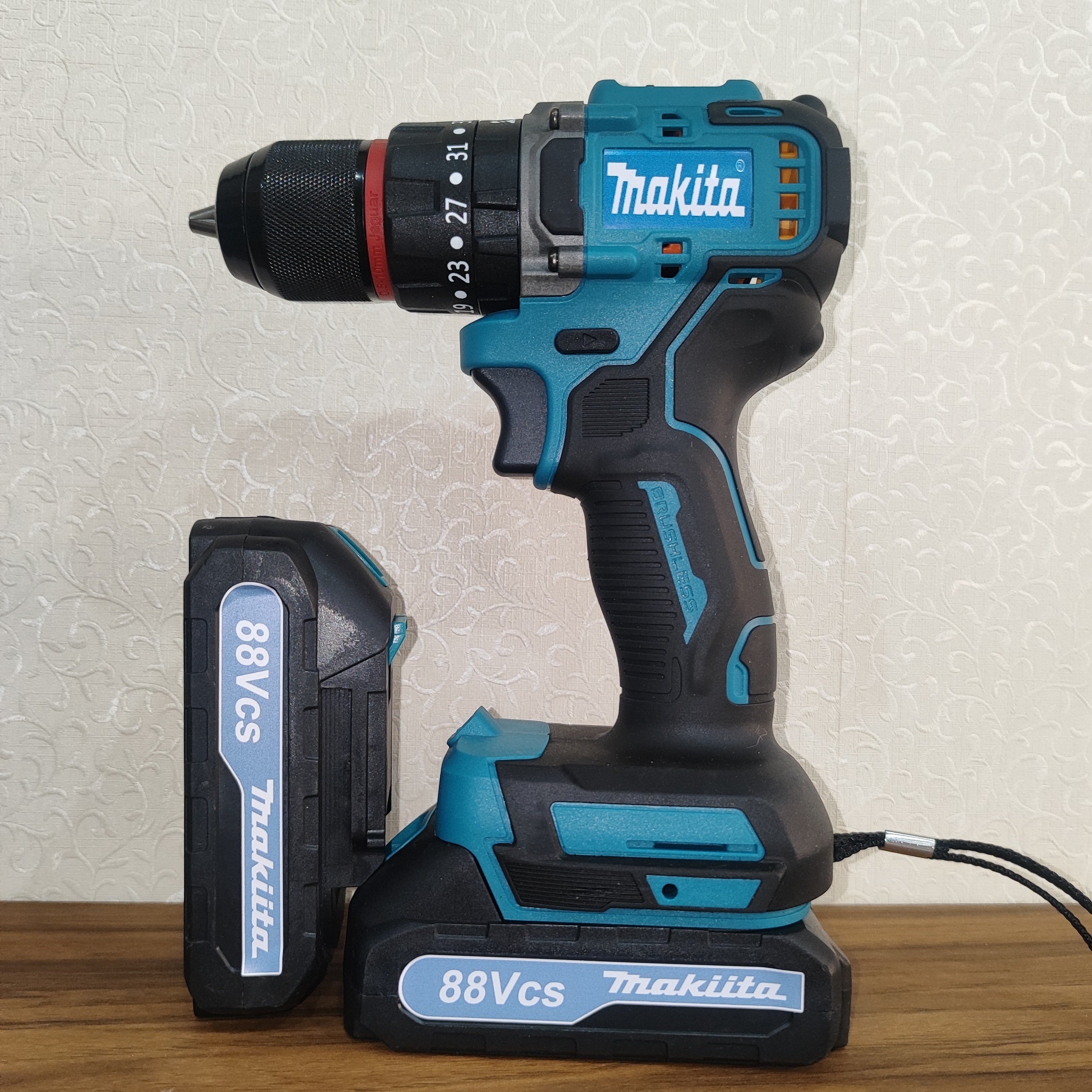 دریل شارژی چکشی ماکیتا 88 ولت موتور براشلس پیچگوشتی شارژی ماکیتا دوباتری 88 ولت دوباتری پیچ گوشتی شارژی ماکیتا